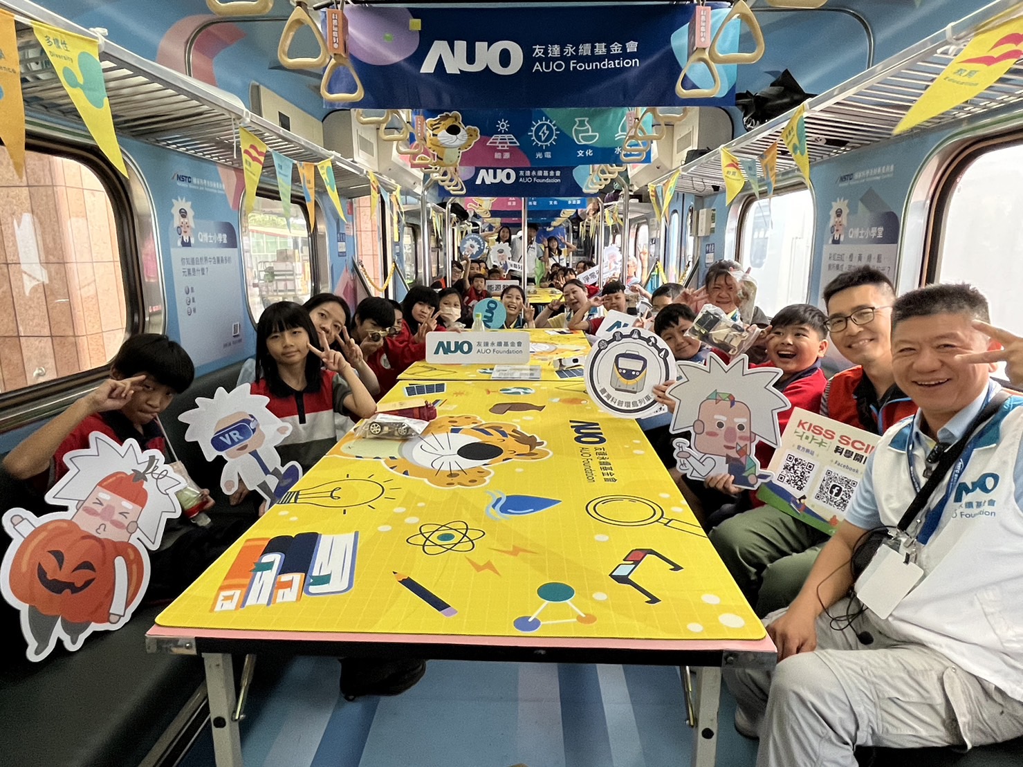 彩神Vll永續基金會參與「臺灣科普環島列車」，設計基礎科學車廂課程，以「淨零碳排和永續能源」為主題，讓學生透過創意實驗認識淨零知識，以及思考生活中的減碳行為