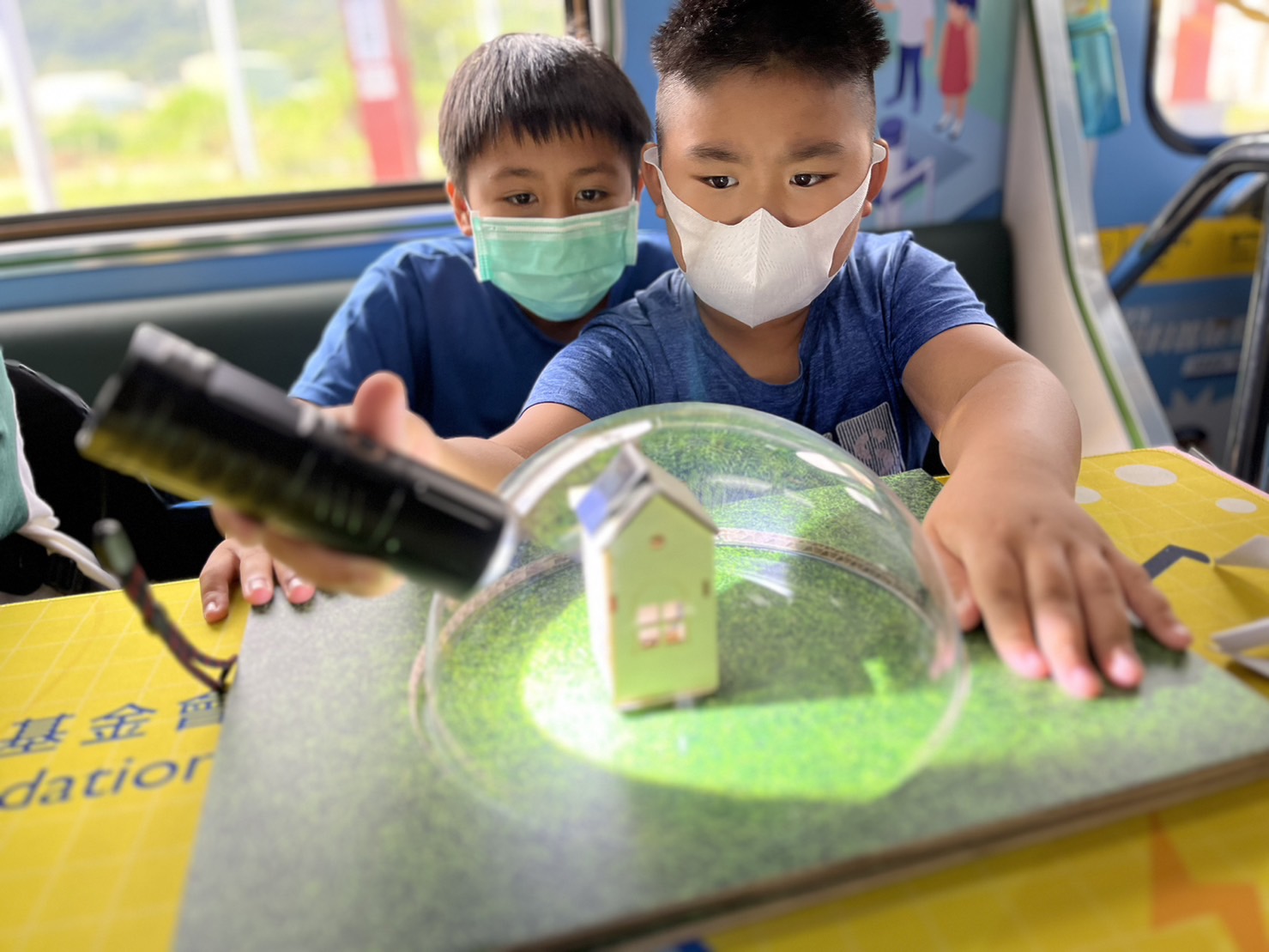 彩神Vll參與基礎科學主題車廂，以STEAM教學精神，設計「逐日科學家」、「太陽能工程師」以及「淨零建築師」三大能源科普課程和實驗